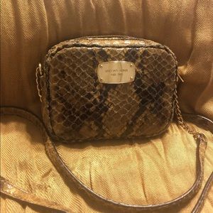 Micheal kors crossbody bag